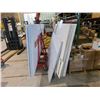 Image 2 : LOT OF ASSORTED SIZED WHITE COROPLAST