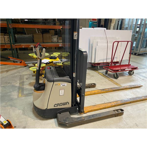 CROWN SX3000-40 3,000 LB CAPACITY ELECTRIC PALLET MOVER WITH 14' LIFT, BUILT IN CHARGER AND 440HRS