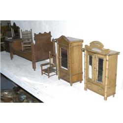 COLLECTION OF MINIATURE DOLL FURNITURE (6) in