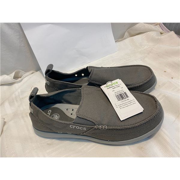 Crocs M9 nwt