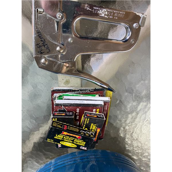 Staple gun and staples