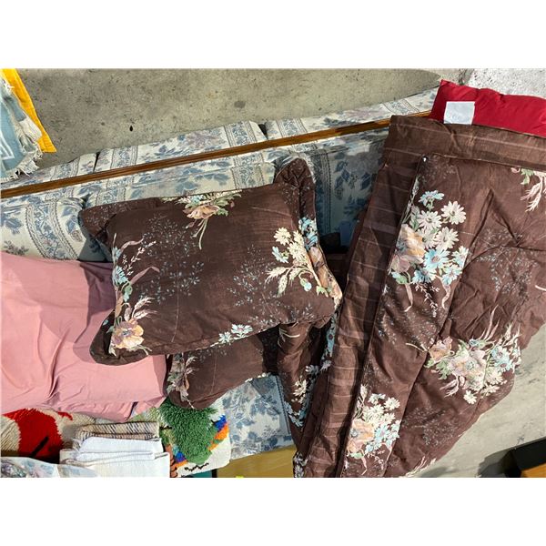 Queen comforter and 4 pillows