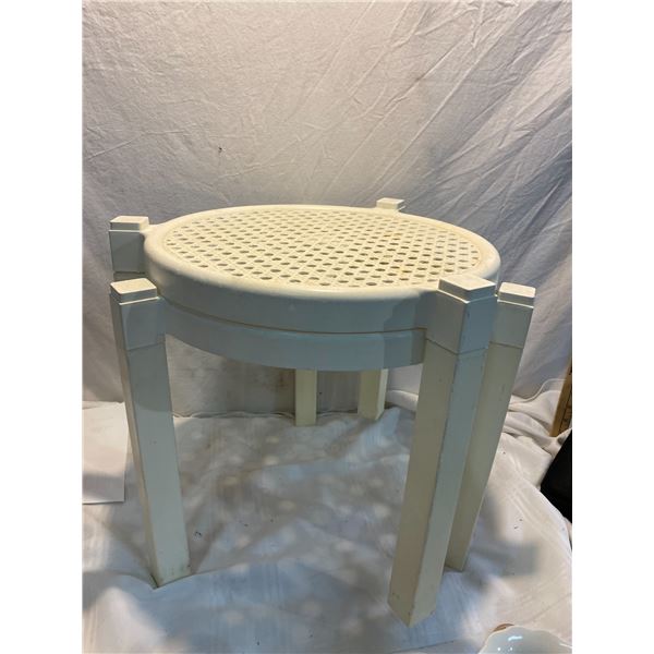 2 Plastic side tables
