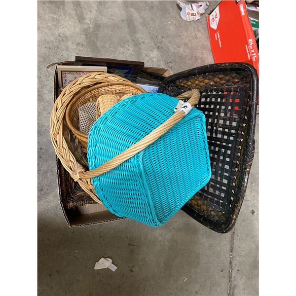 Lot of wicker baskets