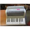 Image 1 : Pearl Case Accordion