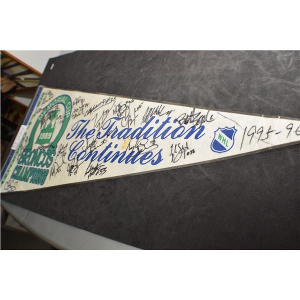 SPORTS PENNANT HOCKEY 1995 SWIFT CURRENT BRONCOS SIGNED