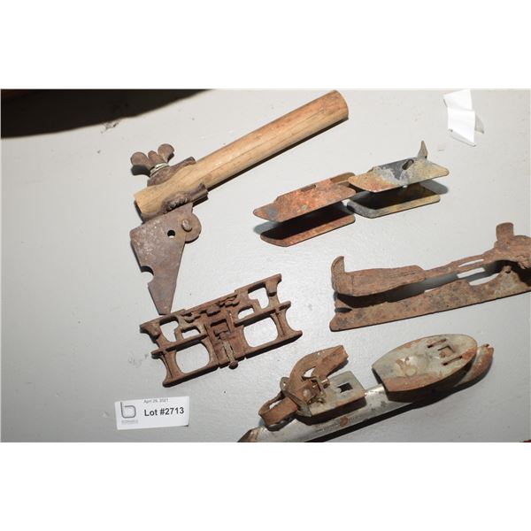 ANTIQUE CAST / METAL LOT