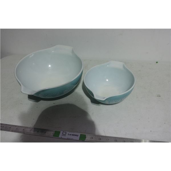 2 Pyrex Bowls