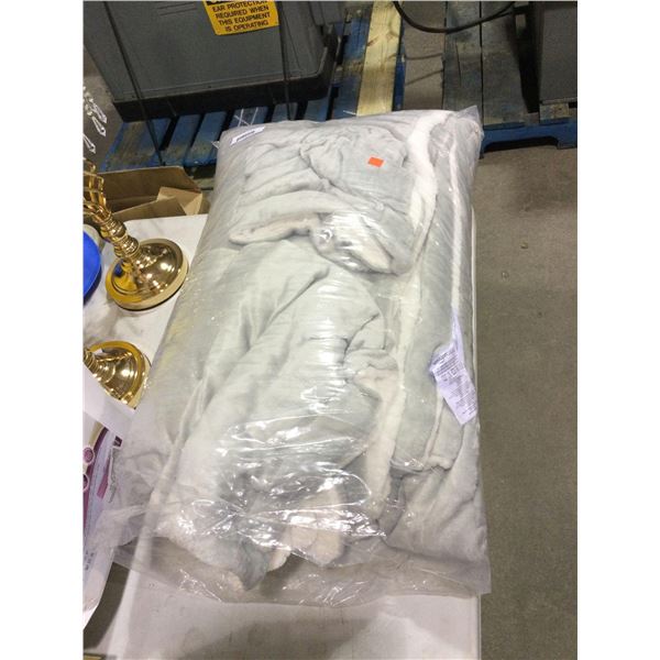 Amazonbasics Queen Size BlanketÂ 