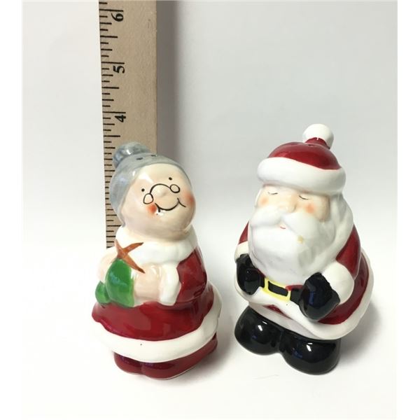 Salt and Pepper Shakers Mr and Mrs Claus