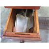 Image 16 : Vintage Singer Sewing Machine BA-3-8S in Wood & Metal Folding Cabinet Table
