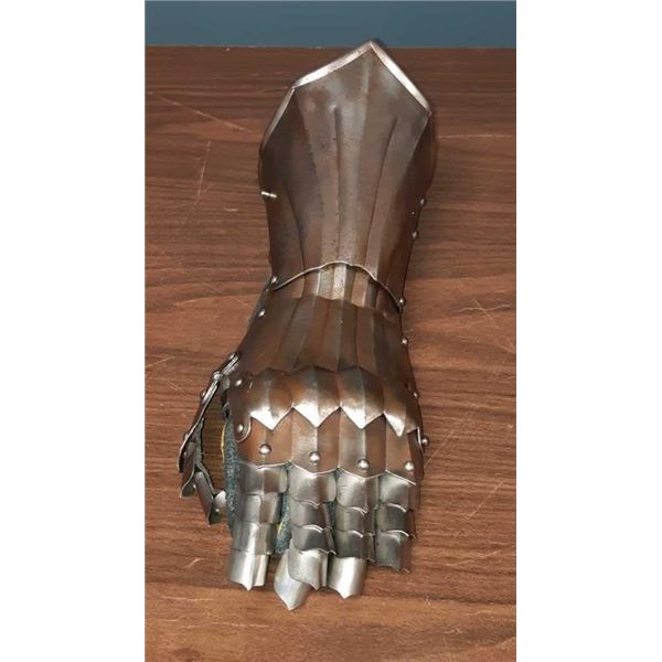 REPLICA  VICTORIAN KNIGHT'S GAUNTLET