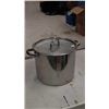 Image 1 : Soup pot 11.75 in by 9.25 in