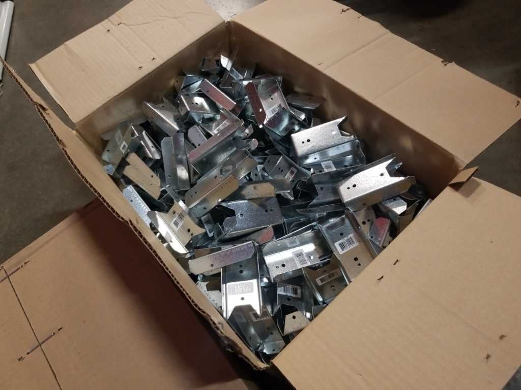 2 BOXES OF TIMBER LOK FENCE CLIPS - 600 PIECES - Big Valley Auction