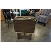Image 2 : 4 FOLDING TV TRAYS ON STAND