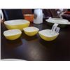 Image 1 : 4 SQUARE YELLOW PYREX BOWLS