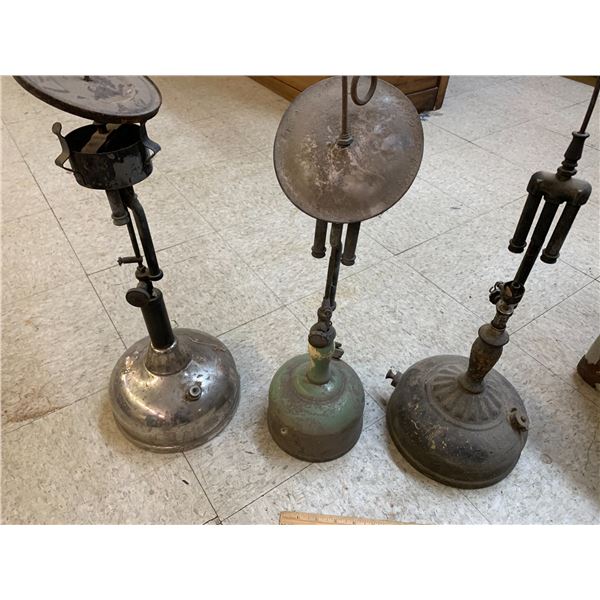 LOT OF GAS LAMPS