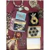 Image 2 : MISC JEWELRY LOT VINTAGE ESTATE COSTUME ETC