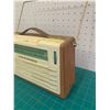 Image 5 : VINTAGE PHILCO TRANSISTOR RADIO