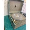 Image 2 : VINTAGE VICTROLA PORTABLE RECORD PLAYER AS IS