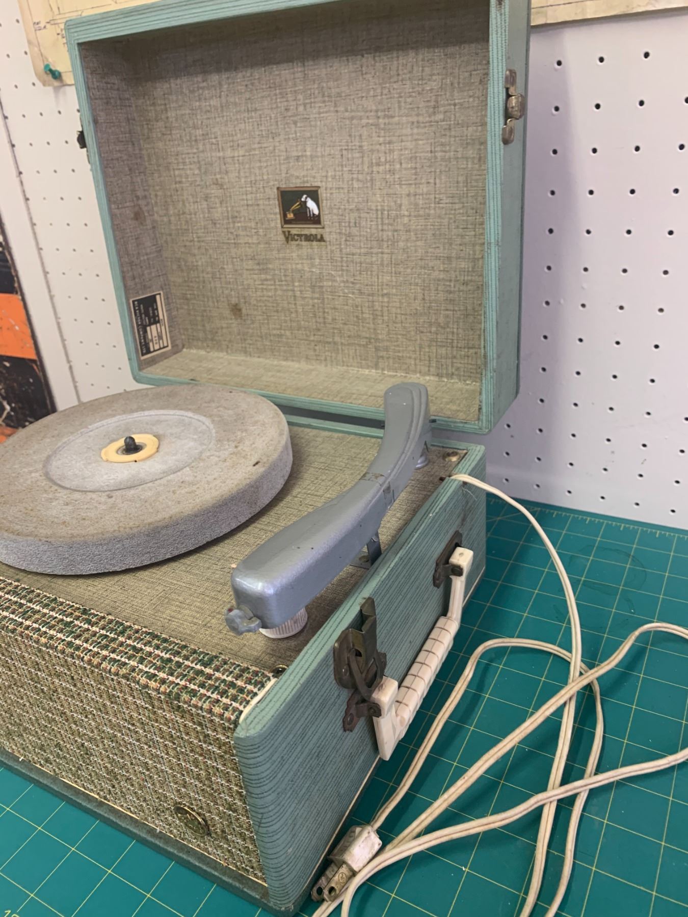 VINTAGE VICTROLA PORTABLE RECORD PLAYER AS IS Schmalz Auctions