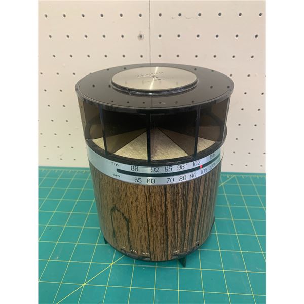 VINTAGE ZENITH ROUND TRANSISTOR RADIO