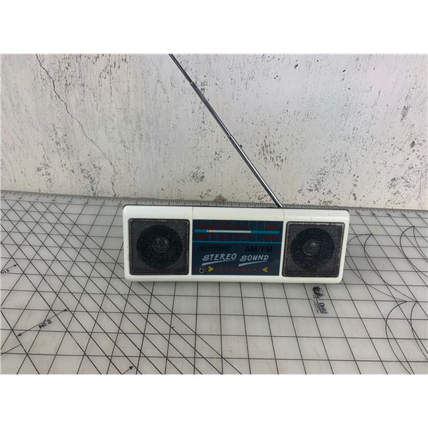 VINTAGE SUNTONE TRANSISTOR RADIO UNTESTED