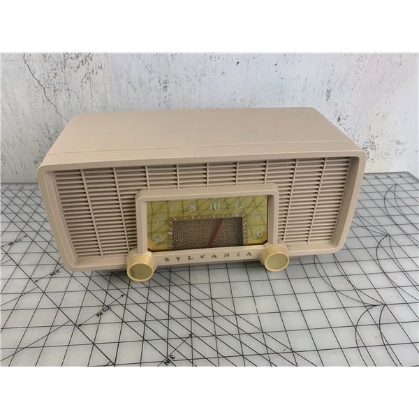 VINTAGE SYLVANIA TUBE RADIO WORKING