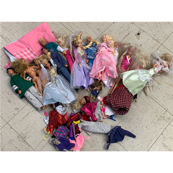 LOT OF BARBIES