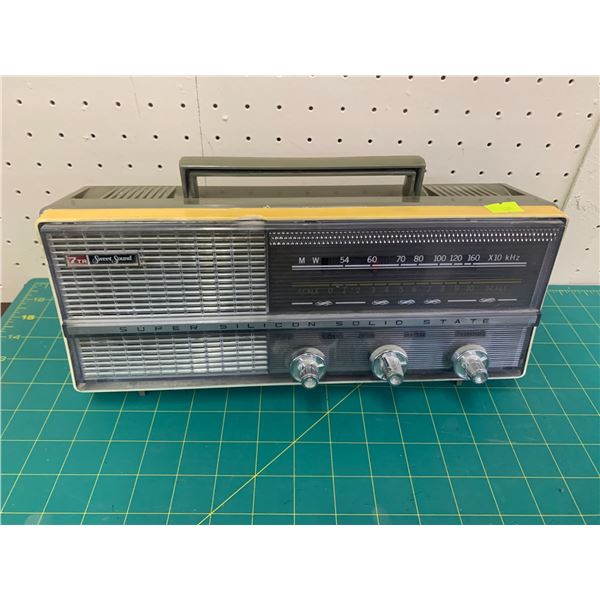 VINTAGE SWEET SOUND TRANSISTOR RADIO
