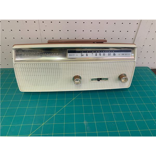 VINTAGE CHANNEL MASTER TRANSISTOR RADIO