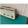 Image 3 : VINTAGE CHANNEL MASTER TRANSISTOR RADIO