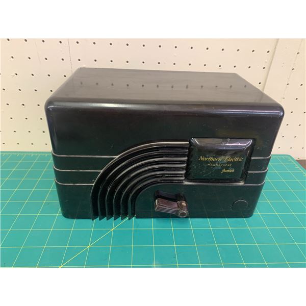VINTAGE NORTHERN ELECTRIC TUBE RADIO