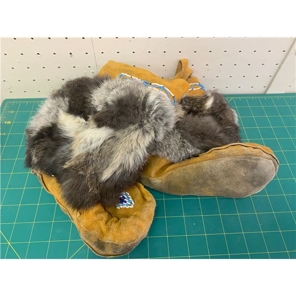 CHILDREN'S BEADED MOCCASINS
