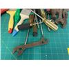 Image 2 : PAINT BRUSHES SCREWDRIVERS ETC