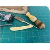Image 2 : CIGAR BOX WITH SHAVING BARBER RELATED