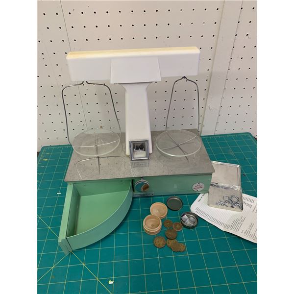 VINTAGE WHITE MONARCH SCALE WITH COIN WEIGHTS