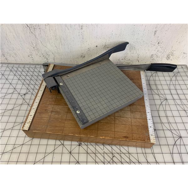 LOT OF PAPER CUTTERS