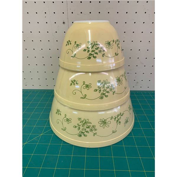 VINTAGE PYREX MIXING BOWLS