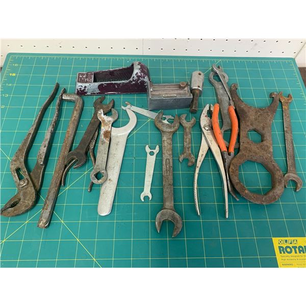 LOT OF VARIOUS WRENCHES ETC