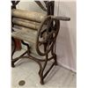 Image 2 : LARGE LAUNDRY WRINGER PRESS STANDS 54" TALL