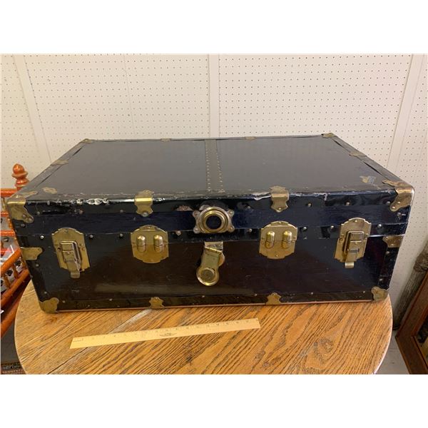 VINTAGE METAL TRUNK