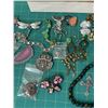 Image 3 : VINTAGE CHOCOLATE BOX JEWELRY CONTENTS