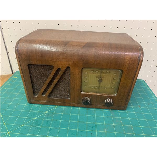 ANTIQUE ADDISON WOODEN RADIO