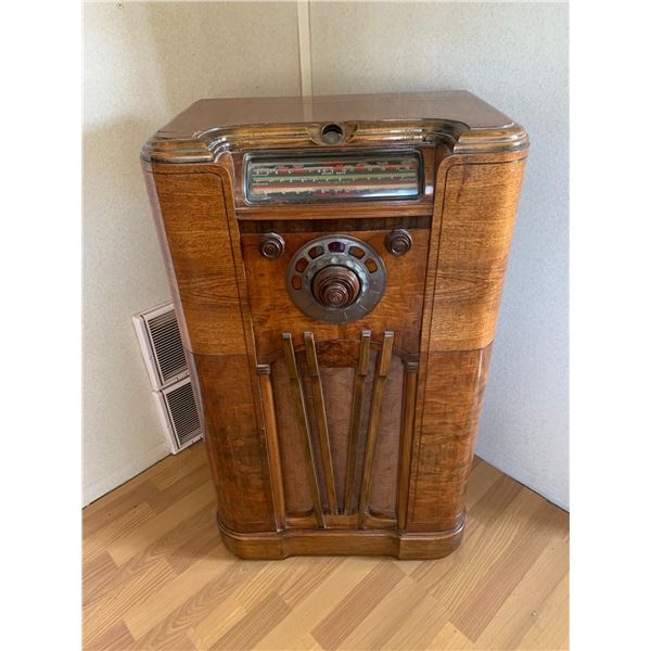 ANTIQUE FLOOR RADIO