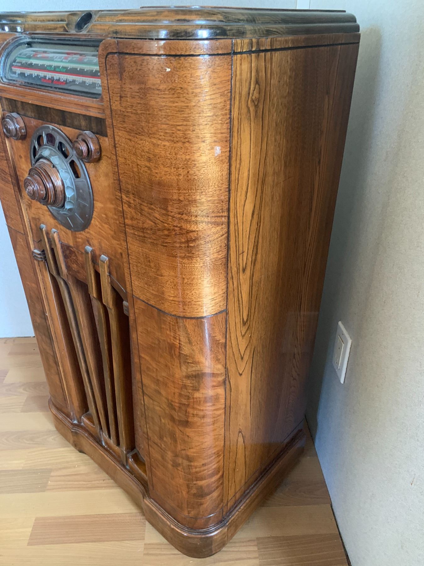ANTIQUE FLOOR RADIO