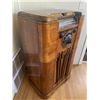 Image 4 : ANTIQUE FLOOR RADIO