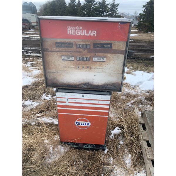 VINTAGE GULF GAS PUMP