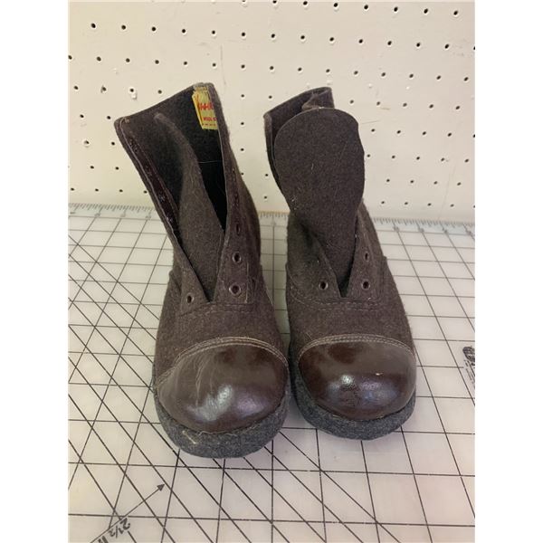 VINTAGE CHILDRENS FELT BOOTS