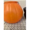 Image 3 : VINTAGE HALLOWEEN TREAT PAILS